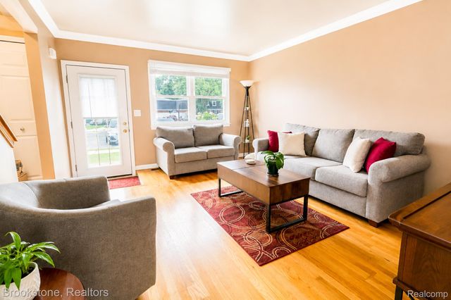 45737 Kensington, Utica, MI 48317