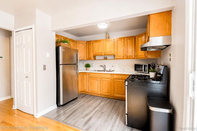 45737 Kensington, Utica, MI 48317