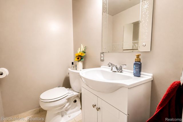 45737 Kensington, Utica, MI 48317
