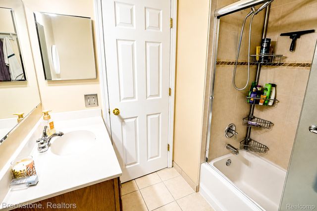 45737 Kensington, Utica, MI 48317