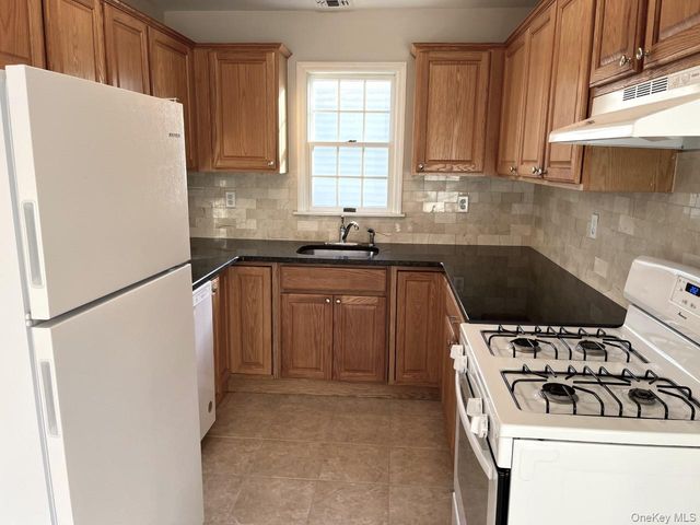 56 Linwood Road N 2nd Fl, Port Washington, NY 11050