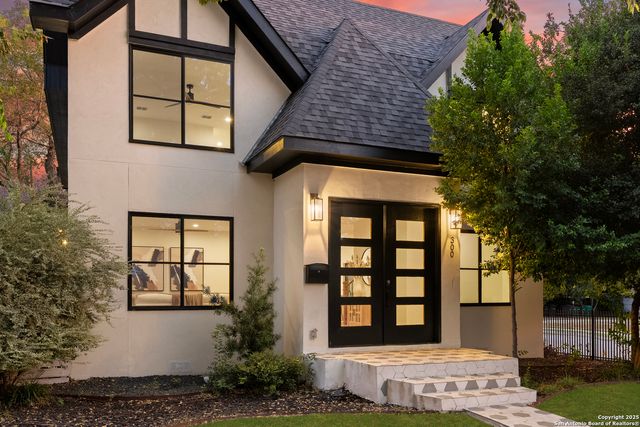 300 Queen Anne Ct, San Antonio, TX 78209