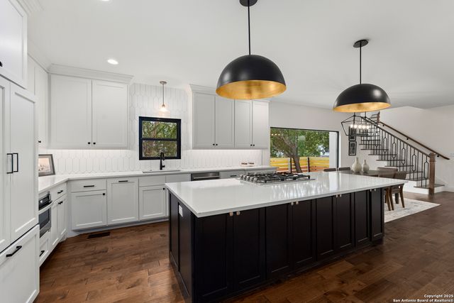 300 Queen Anne Ct, San Antonio, TX 78209