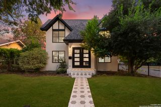 300 Queen Anne Ct, San Antonio, TX 78209