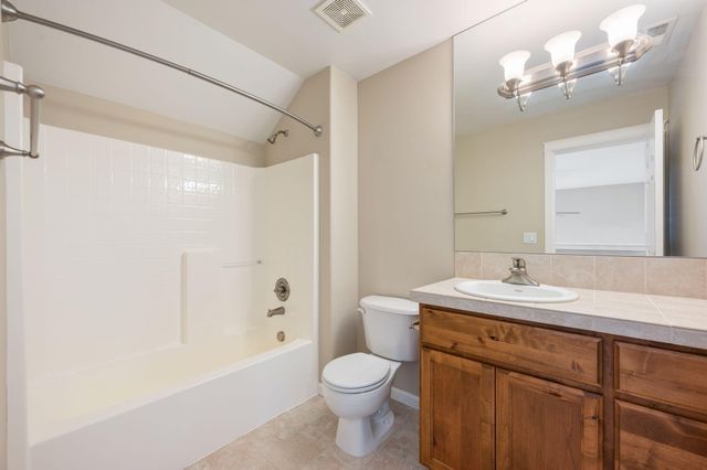 2055 NW Larch Avenue, Redmond, OR 97756