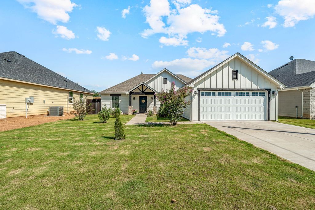 2414 Creek Drive, Granbury, TX 76048