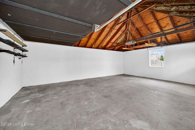 10117 Whipps Mill Rd, Louisville, KY 40223