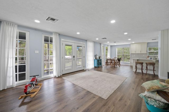 801 Commodore Drive, Livingston, TX 77351