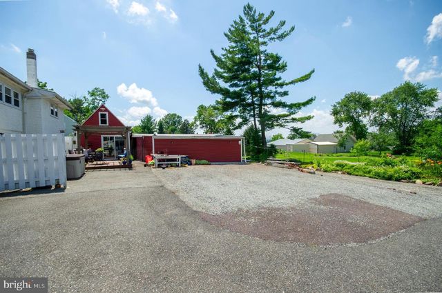1593 GILBERTSVILLE RD, Pottstown, PA 19464