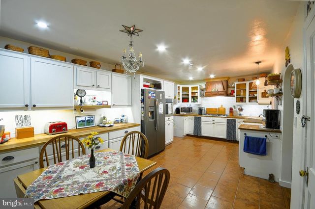 1593 GILBERTSVILLE RD, Pottstown, PA 19464