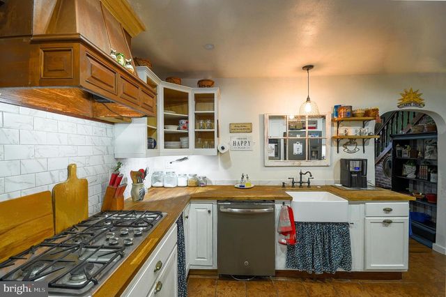 1593 GILBERTSVILLE RD, Pottstown, PA 19464