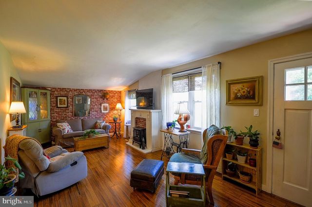 1593 GILBERTSVILLE RD, Pottstown, PA 19464
