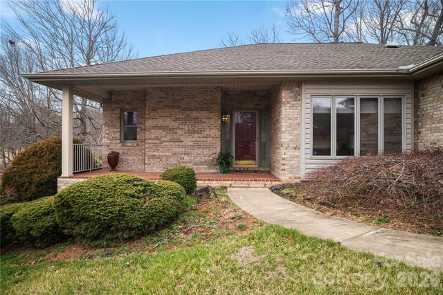 105 Fairway Knoll Drive, Hendersonville, NC 28739