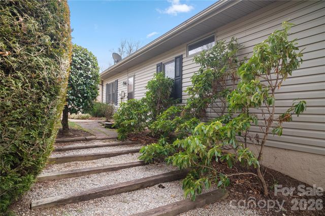 105 Fairway Knoll Drive, Hendersonville, NC 28739