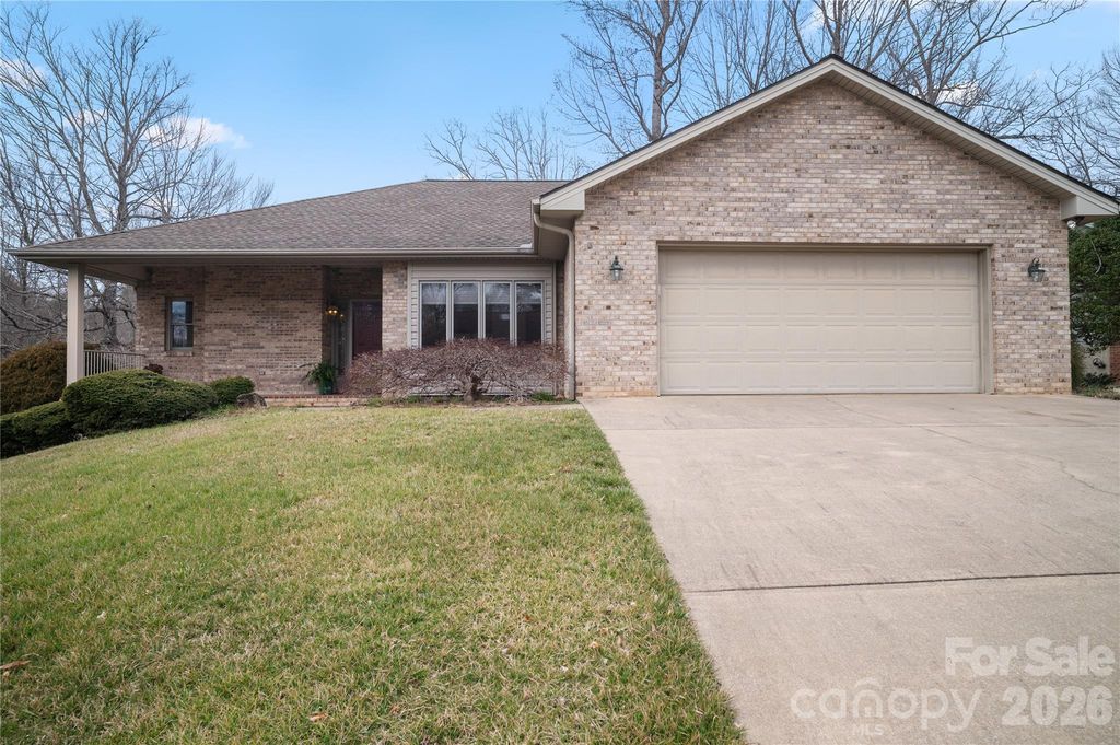 105 Fairway Knoll Drive, Hendersonville, NC 28739