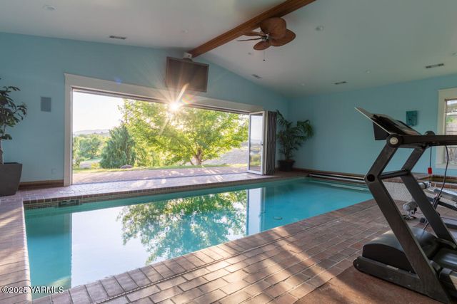 305 Mountain Shadows Pl, Yakima, WA 98908