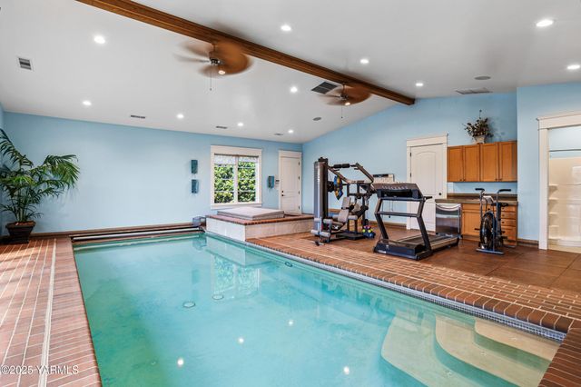 305 Mountain Shadows Pl, Yakima, WA 98908