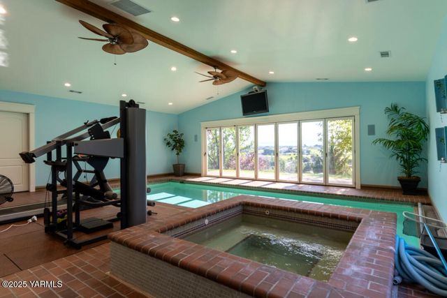 305 Mountain Shadows Pl, Yakima, WA 98908