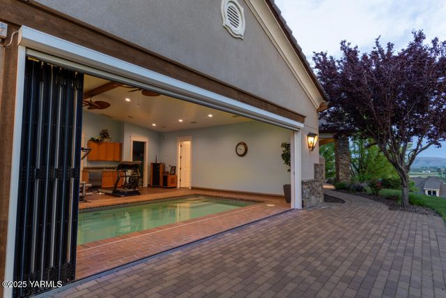 305 Mountain Shadows Pl, Yakima, WA 98908