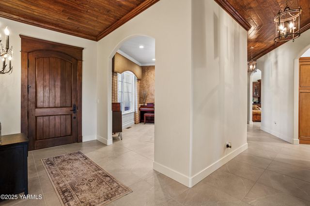 305 Mountain Shadows Pl, Yakima, WA 98908