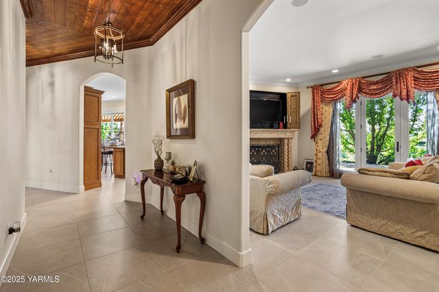 305 Mountain Shadows Pl, Yakima, WA 98908