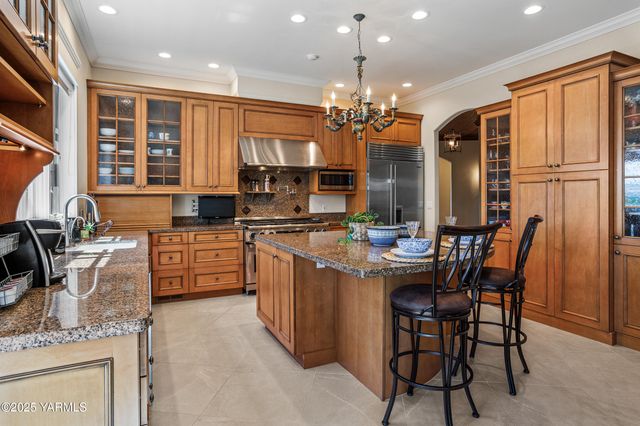 305 Mountain Shadows Pl, Yakima, WA 98908