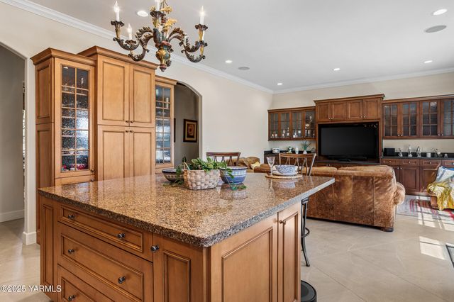 305 Mountain Shadows Pl, Yakima, WA 98908