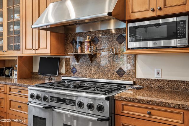 305 Mountain Shadows Pl, Yakima, WA 98908