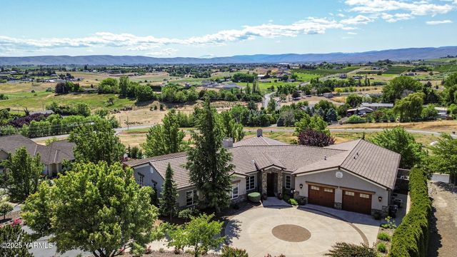 305 Mountain Shadows Pl, Yakima, WA 98908