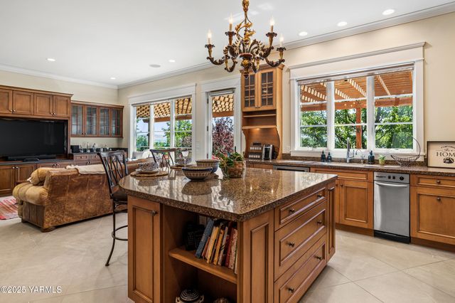 305 Mountain Shadows Pl, Yakima, WA 98908