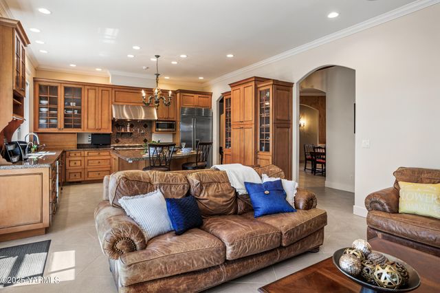 305 Mountain Shadows Pl, Yakima, WA 98908