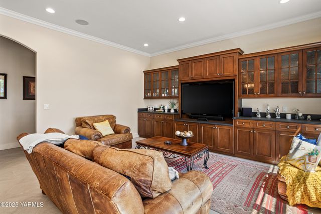 305 Mountain Shadows Pl, Yakima, WA 98908