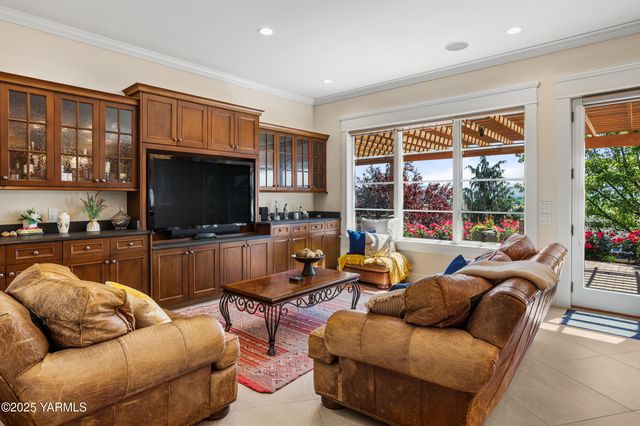 305 Mountain Shadows Pl, Yakima, WA 98908