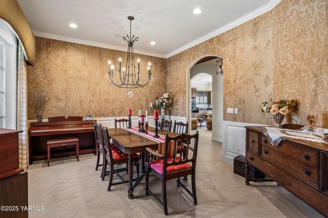 305 Mountain Shadows Pl, Yakima, WA 98908