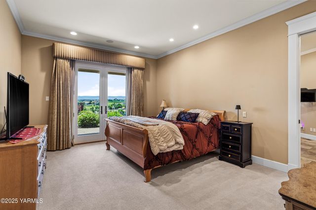 305 Mountain Shadows Pl, Yakima, WA 98908