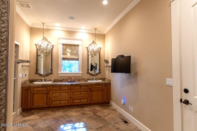 305 Mountain Shadows Pl, Yakima, WA 98908