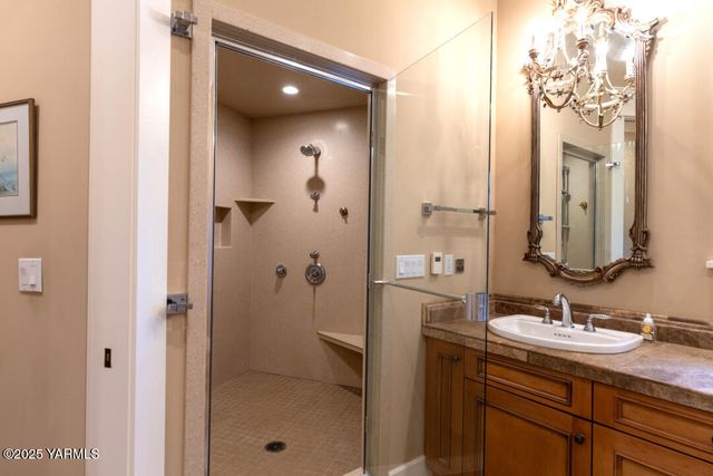 305 Mountain Shadows Pl, Yakima, WA 98908