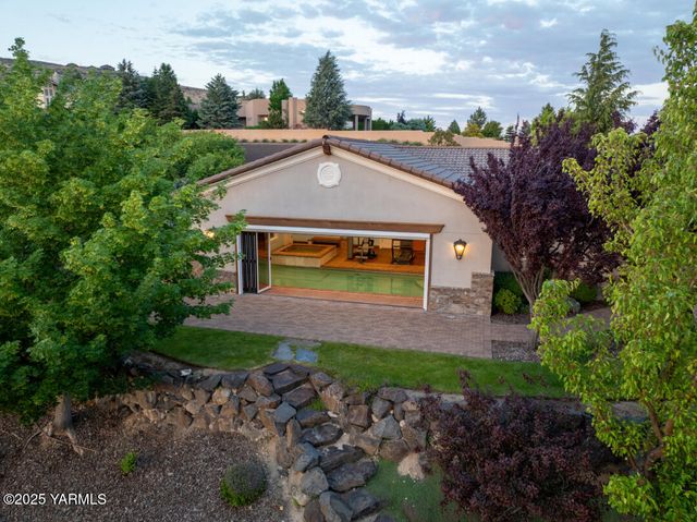 305 Mountain Shadows Pl, Yakima, WA 98908