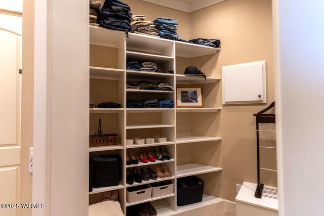 305 Mountain Shadows Pl, Yakima, WA 98908