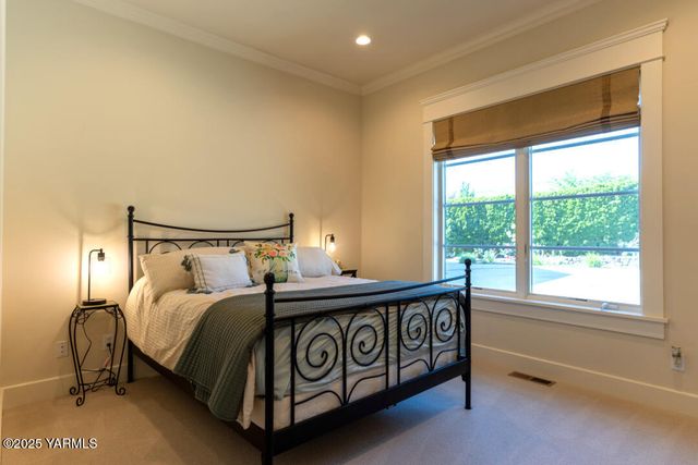 305 Mountain Shadows Pl, Yakima, WA 98908