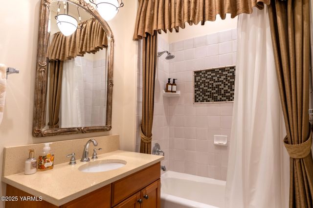 305 Mountain Shadows Pl, Yakima, WA 98908