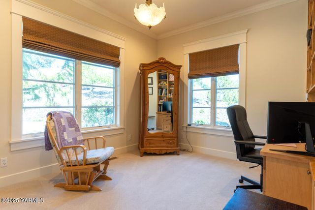 305 Mountain Shadows Pl, Yakima, WA 98908