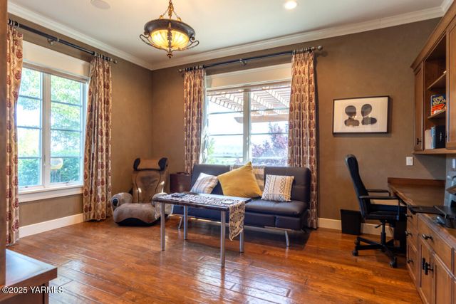 305 Mountain Shadows Pl, Yakima, WA 98908