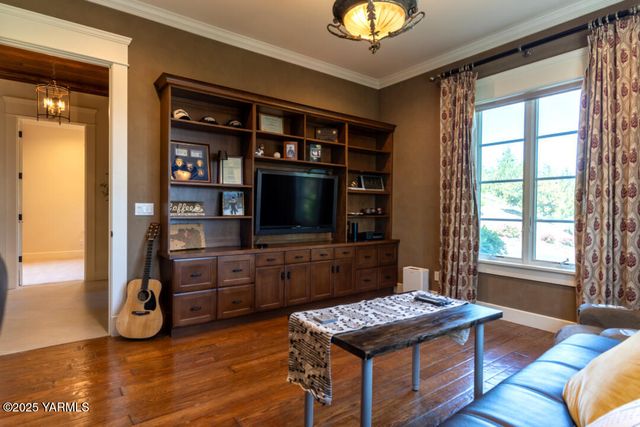 305 Mountain Shadows Pl, Yakima, WA 98908