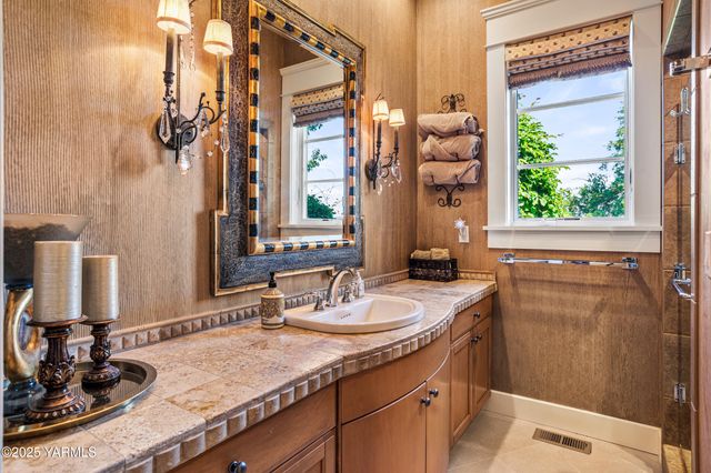 305 Mountain Shadows Pl, Yakima, WA 98908