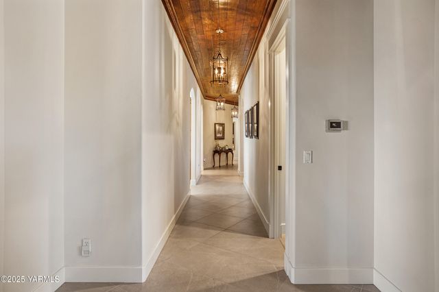 305 Mountain Shadows Pl, Yakima, WA 98908