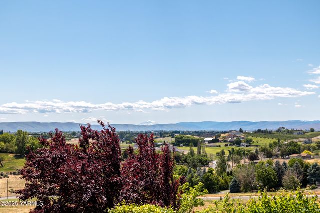 305 Mountain Shadows Pl, Yakima, WA 98908