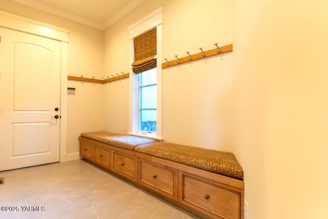 305 Mountain Shadows Pl, Yakima, WA 98908