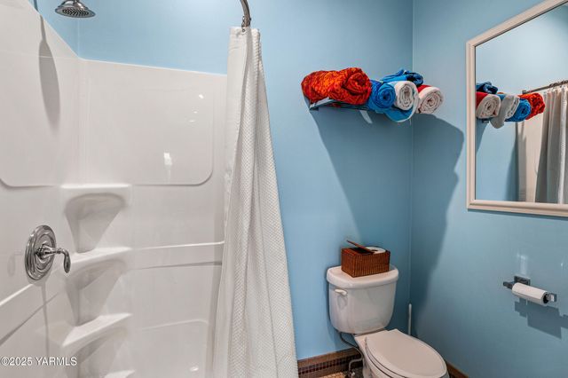 305 Mountain Shadows Pl, Yakima, WA 98908