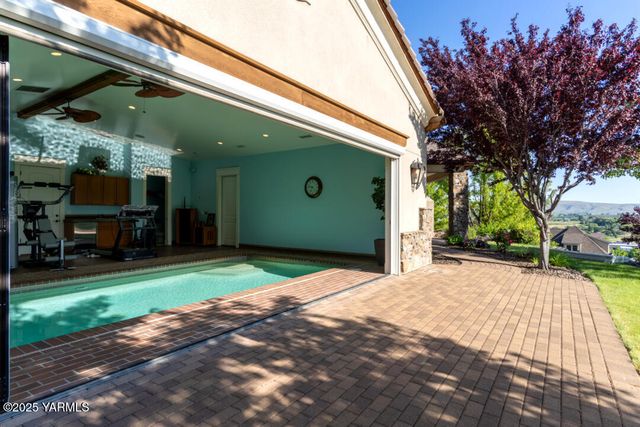 305 Mountain Shadows Pl, Yakima, WA 98908